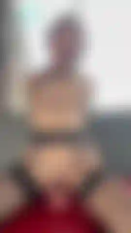 Un bâillon dans ma bouche pour qu'on ne l'entende pas comme une bonne quantité de bite.