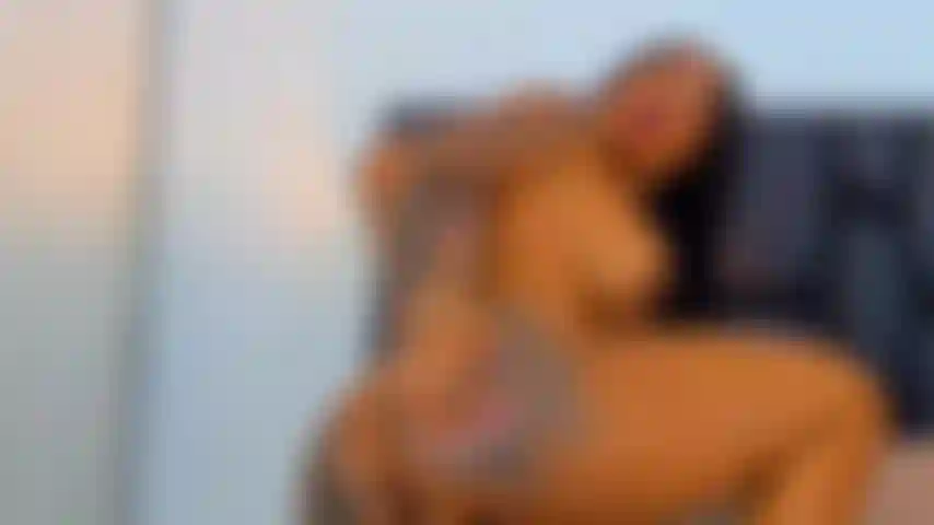 Viens sucer ma chatte crémeuse.