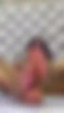 Aimerais-tu sentir ta bite sur mes pieds délicats et ton lait chaud sur eux ?