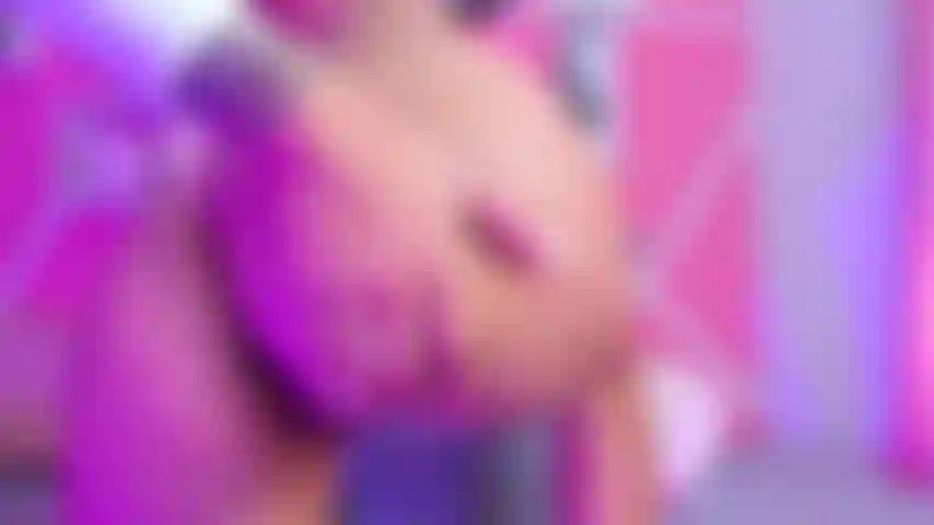 Des boutons forts dans le cul pendant que ma chatte bave mes fluides.