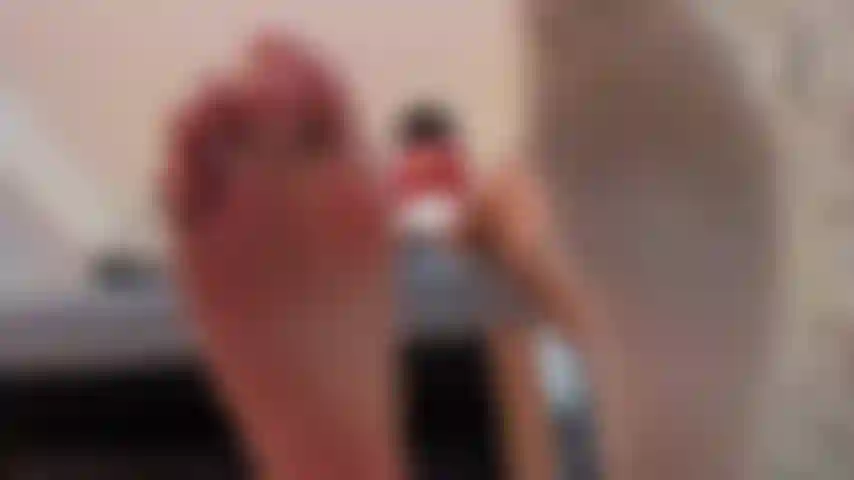 Laissez-vous séduire par la sensation de mes doigts glissant sur votre peau, pendant que vous vous plongez dans une expérience qui vous coupera le souffle et vous donnera envie de plus. Il est temps de découvrir le plaisir ultime à mes pieds.