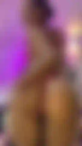 Je caresse mes fesses.