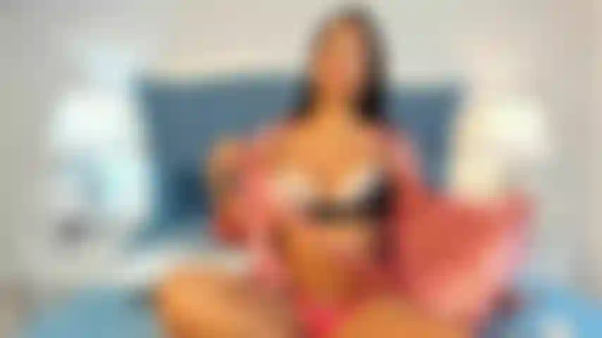 En levrette, laissant mes seins rebondir à chaque coup de reins puissant et chaque fessée qui brûle ma peau. 🔥.
