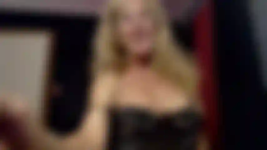 Mamie regarde du porno en s'amusant avec des jouets.