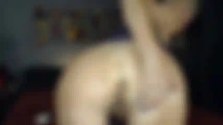 Déesse mamie montre ses trous.