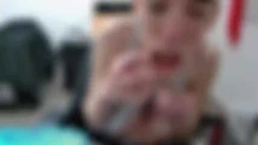 Je suce et jouis avec mes doigts.