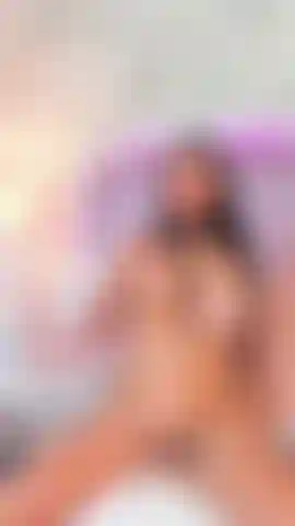 Mes mains serrent mes gros seins avec désir, tandis que mon jouet fait trembler ma chatte pour te rendre complètement fou.