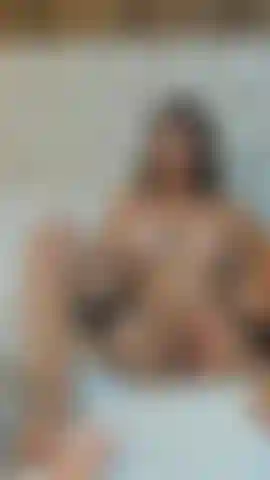 Je serre mes gros seins pour te montrer à quel point je suis mûre et prête pour ta touche affamée ce soir.