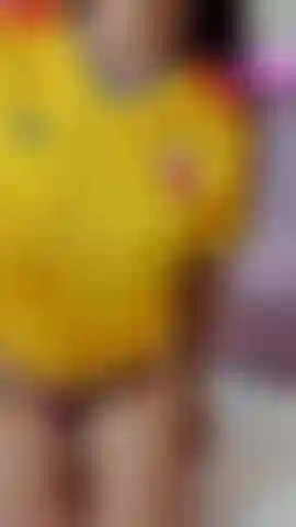Je peux te voir me regarder, et je sais que tu adores cet éclat. Mes seins huilés sont une invitation que tu ne peux pas refuser. Que ferais-tu si tu pouvais sentir cette texture ?