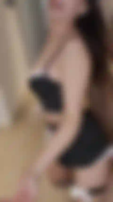Une sale femme de ménage qui te suce et chevauche ta bite dure jusqu'à ce que je jouisse dessus.
