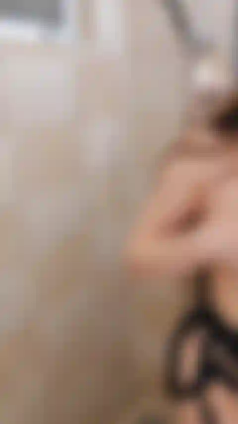 Rejoignez-moi sous la douche pour un moment.