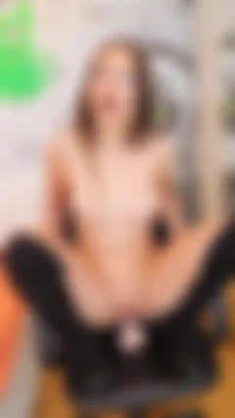 Chevauchant un gode sur une chaise.