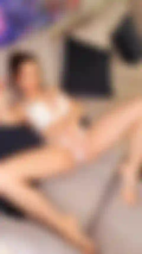 Je taquine cette chatte avec domi.