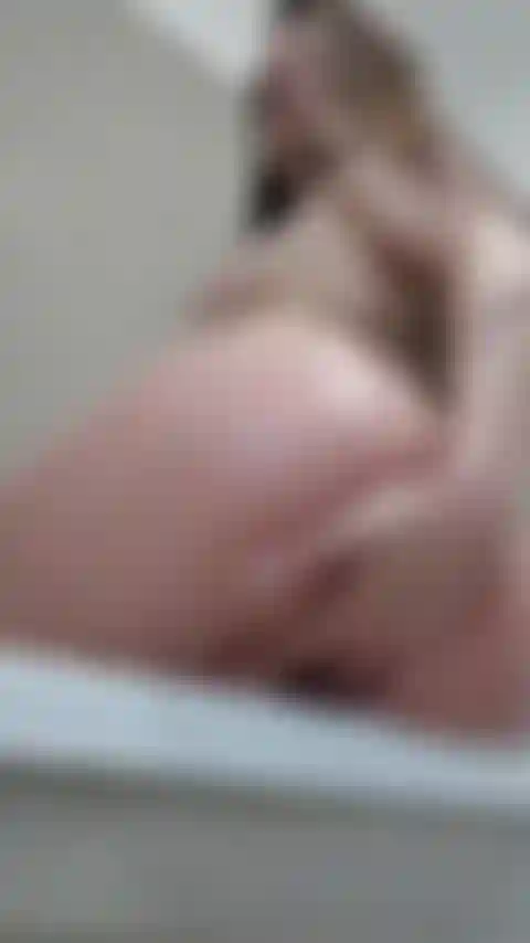 Gros plan doigté de chatte dans la salle de bain.