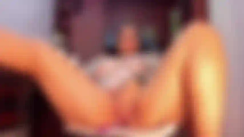 Je caresse mon clitoris mouillé.