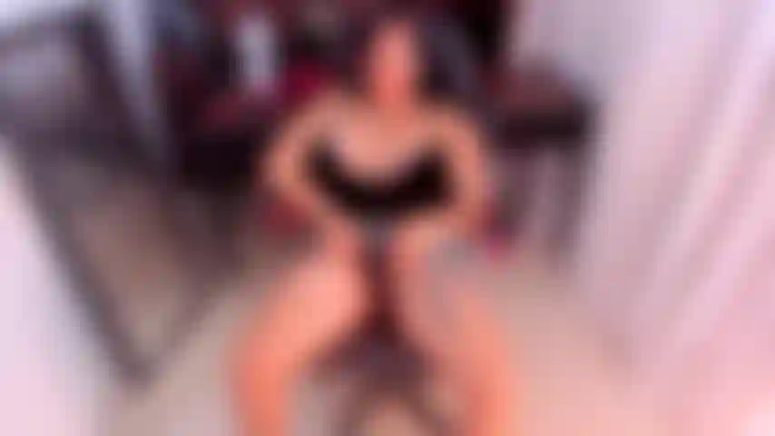 Vibrations dans ma chatte, joue avec mes seins !