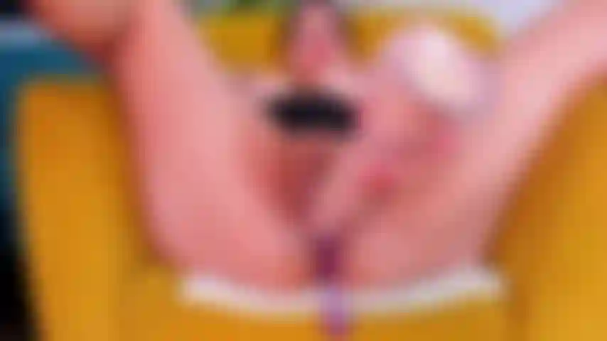 Je baise ma chatte serrée avec une grosse bite.