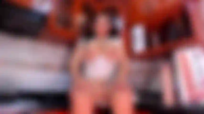 Un peu d'huile sur mes seins et ta bite ?