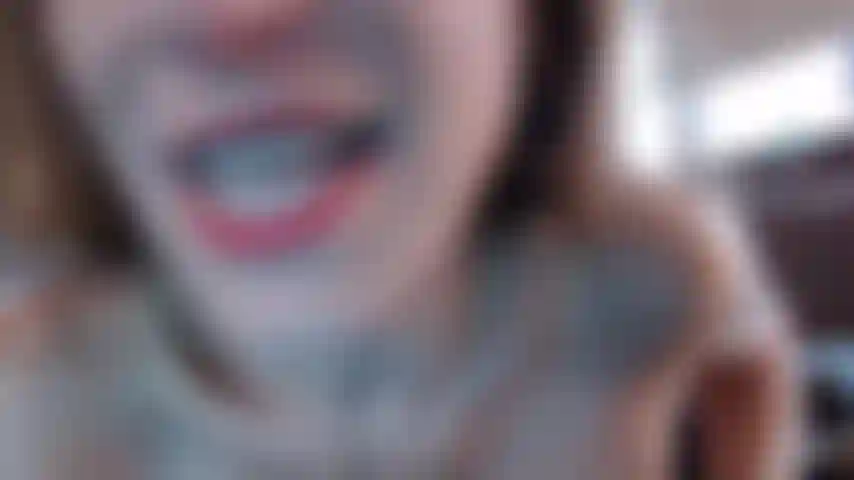 Donne-moi cette bbc, bébé ! Alors enfouis ton nez dans mon joli cul et prends mon parfum sur ton visage pendant que tu glisses ta bite dure dans mon cul de milf. Je m'allonge et tu glisses mes orteils dans ta bouche...