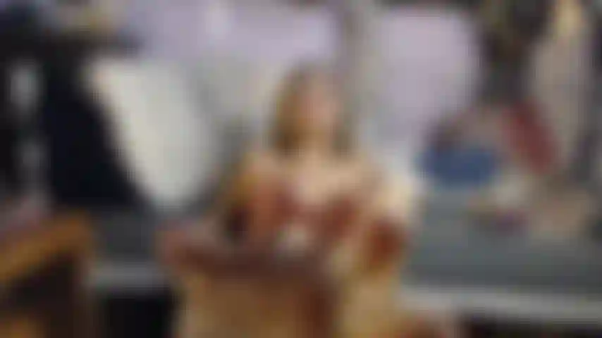 Viens lécher et sucer mes orteils, puis ma douce chatte et mon cul... Laisse-moi te sucer pendant que tu me lèches les pieds et la chatte. Je me retourne en levrette pour que tu puisses bien me baiser, me retirer et jouir sur mes pieds. Alors je te nettoie.