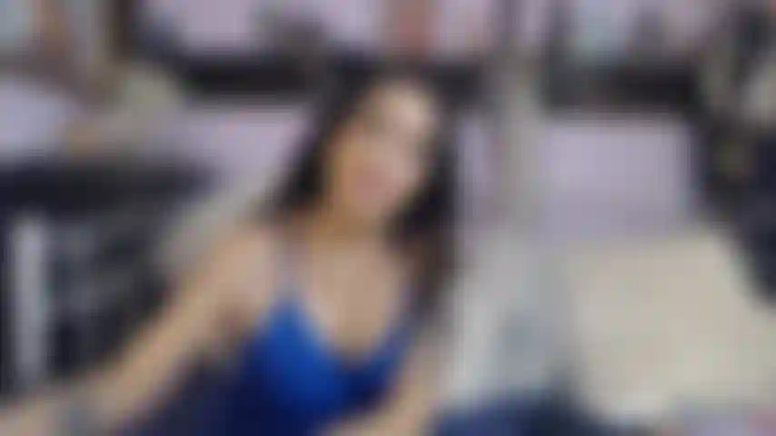 Tu portes ma culotte en satin, putain de vilain garçon !