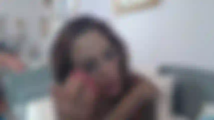 Aime-moi, bébé ! Laisse-moi te sucer doucement, puis supplie-moi de me baiser !