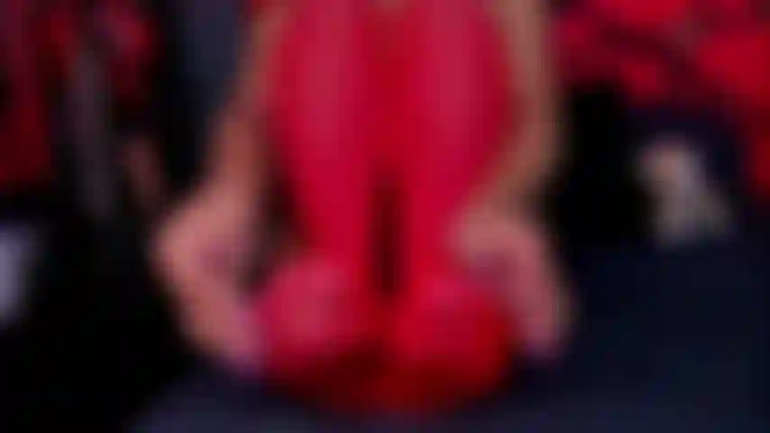 Le pied sur ta bite, te faisant frémir à chaque mouvement.