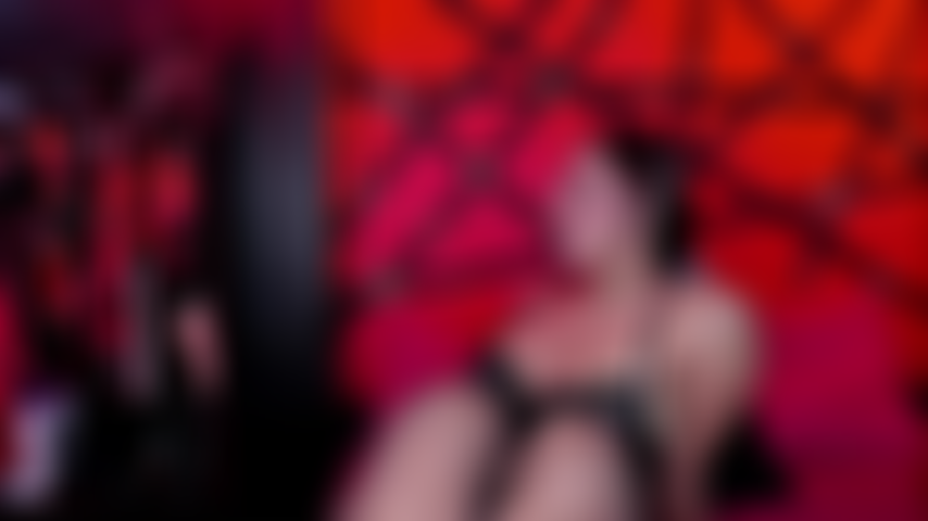 Gode gorge profonde dans ma lingerie la plus sexy.