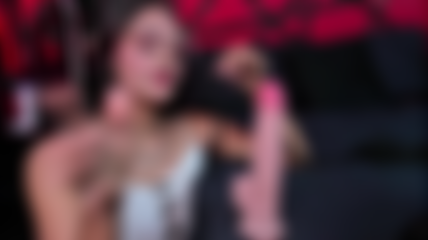 Je donne une leçon à ta bite, pour que tu te comportes bien.