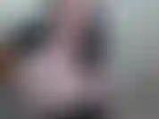 Je porte mon ensemble de lingerie le plus sexy avec des bas et des talons, baise ma chatte et jouis avec mon vibromasseur avant de te finir sur mes seins et mon visage.