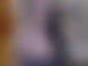 Te taquine et te montre comment j'aime jouir, en utilisant mon jouet préféré, ma baguette magique ! Ça fait trembler tout mon corps de plaisir.