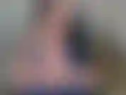 La vidéo est entièrement en français - je t'encourage à caresser ta bite pour mes gros seins, à les huiler, à te taquiner et à me doigter la chatte avant de te supplier de jouir sur mes seins parfaits.