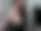 Je montre ma lingerie sexy et je me fais pilonner par ma putain de machine à quatre pattes puis sur le dos. Ça me fait jouir fort.