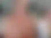 Vêtue d'une chemise boutonnée avec mes cheveux relevés, je vous dis à quel point je veux rendre votre bite dure et vous faire jouir aujourd'hui. Je te taquine en déboutonnant ma chemise, en faisant rebondir mes seins et en mettant de la lotion dessus.