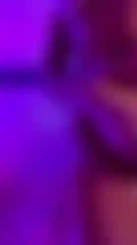 Regardez comment je masse mon corps et joue avec mon jouet préféré pour jouir intensément.