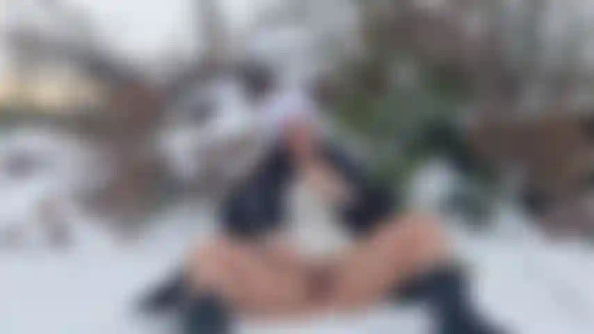 Scandale ! Nymphomane du bloc de l'est, je le fais dans la forêt. J'ai failli me faire prendre !