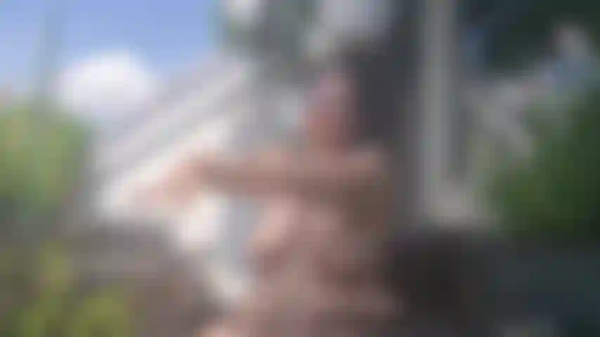 Je huile le corps en extérieur.