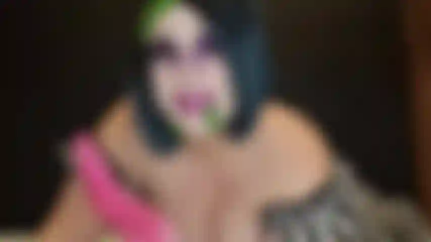 Cosplay, beetlejuice avec un gode langue fou.