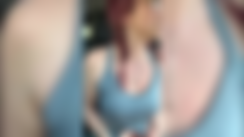 Je montre mes seins dans la voiture !