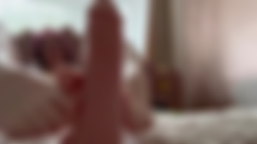 Laisse-moi frotter ta bite avec mes pieds.