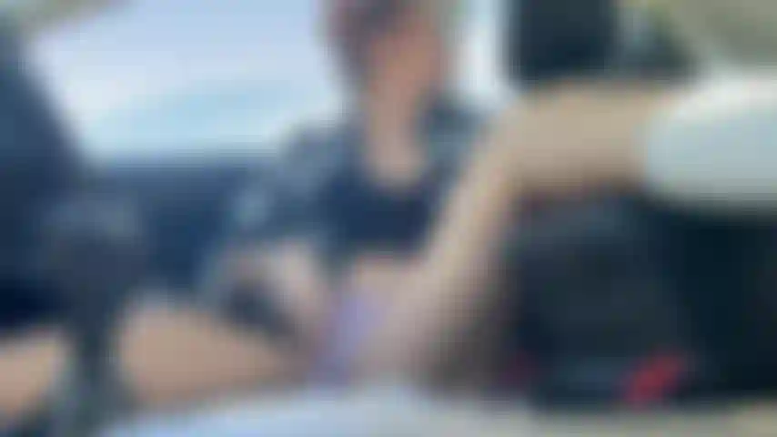 En rentrant chez moi en voiture, j'ai dû me garer sur le côté et m'occuper de moi-même, j'étais tellement excitée et allumée que je ne pouvais pas attendre d'arriver à la maison ! Et oui, j'ai squirté 💦.