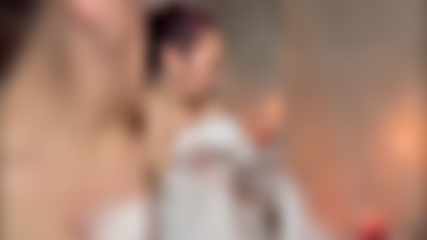 Un bain moussant chaud avec des seins savonneux.