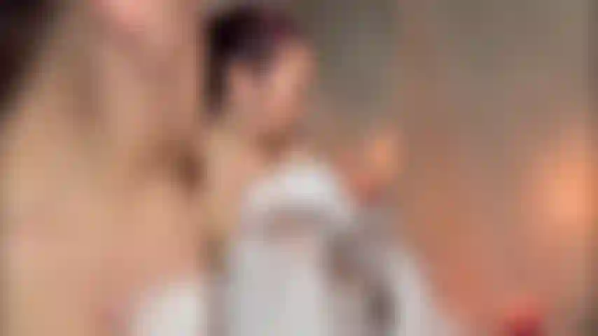 Un bain moussant chaud avec des seins savonneux.