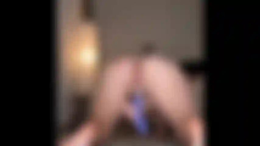 Un jouet clitoridien sur le sol.