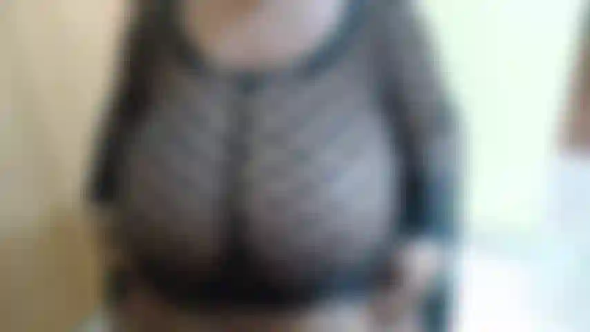 Gros seins en résille.