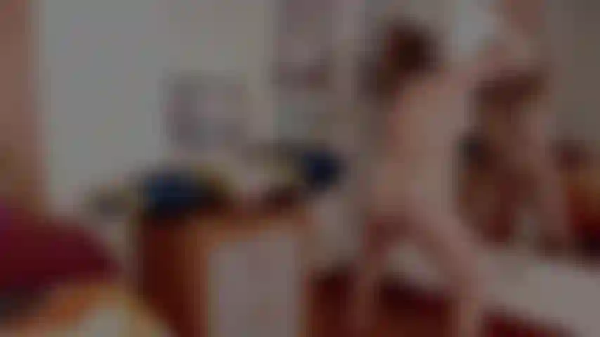 Comme je me masturbe en me regardant dans le miroir.