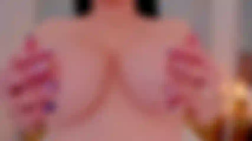 Viens caresser mes seins roses sexy et huilés.