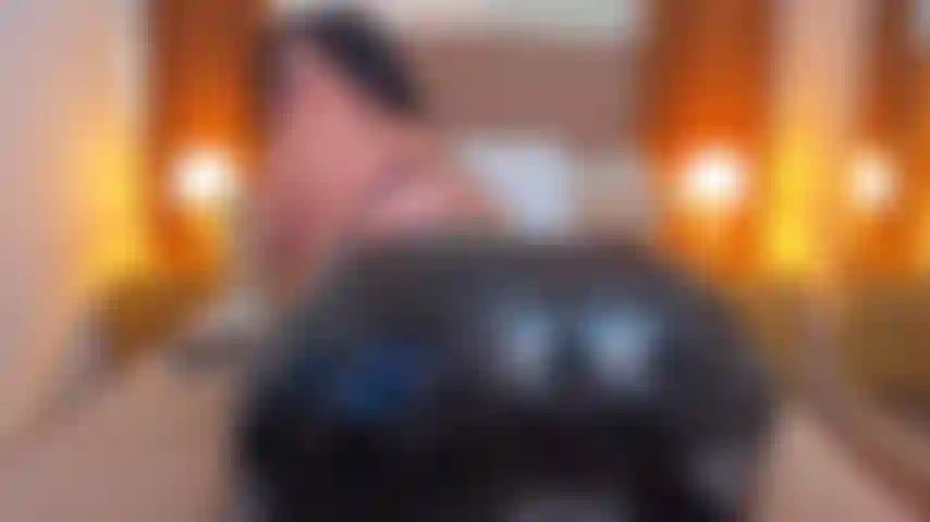 Je caresse mon grand botin avec de l'huile dans mon pantalon en latex.