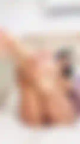 Je me masturbe la chatte en suçant mes orteils.