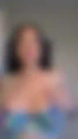 Qui n'aime pas un branlette entre les seins.